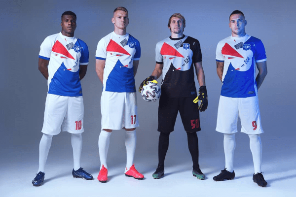 У любительской команды беларусского агента топовый сайт с зарисовками в духе Шагала. Эмблема тоже нетипичная – а на форме еще интереснее