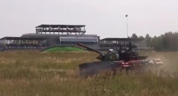 В России проходит мемный ЧМ по танковому биатлону: африканцы заблудились в поле, венесуэльцы чуть не устроили ДТП, ну а беларусы, конечно же, в порядке