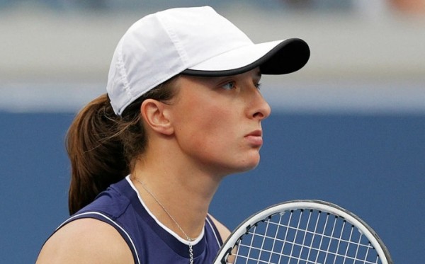 Теннис.  Первая ракетка мира Ига Швентек уступила в 1/8 финала турнира в Цинциннати, проиграв третий матч из пяти последних
 