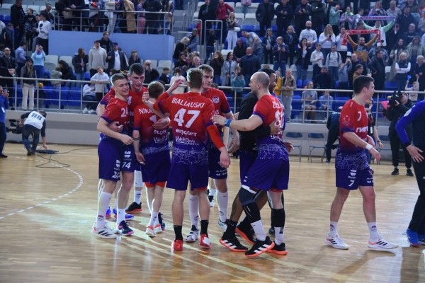 Молодые думают, как уехать, денег может не стать, многие за перемены, но готовы плыть по течению, в «Мешкове» не осталось приличных легионеров. Что творится в белгандболе