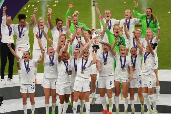 Футбол.  Женская сборная Англии в дополнительное время победила команду Германии и впервые стала чемпионом Европы
 