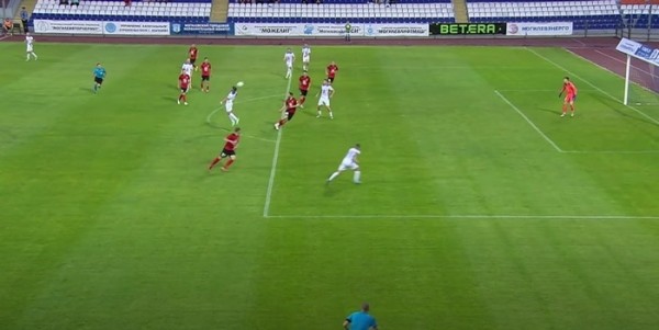 Футбол.  Арбитр матча "Днепр" — "Славия" ошибочно отменил гол хозяев из-за офсайда
  