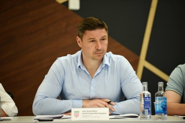 Хоккей. Александр Богданович: можно хоть завтра привезти сюда россиянок, но как это поможет развитию нашего женского хоккея?
Хоккей. Александр Богданович: можно хоть завтра привезти сюда россиянок, но как это поможет развитию нашего женского хоккея?