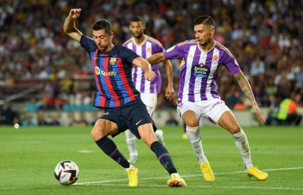 Футбол.  Чемпионат Испании. Дубль Роберта Левандовского лег в основу крупной победы "Барселоны" над  "Вальядолидом"
 