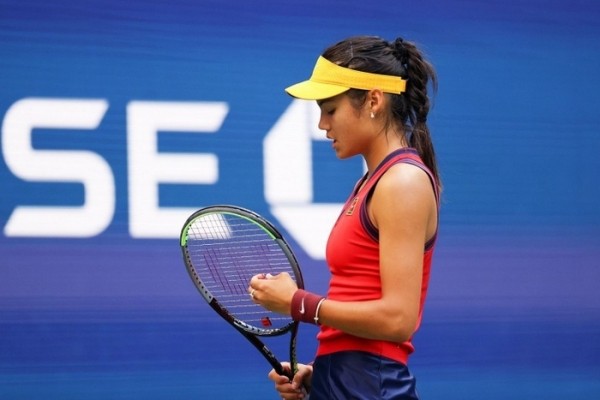 Теннис. Турнир в Цинциннати. Эмма Радукану разгромила Серену Уильямс и вышла на Викторию Азаренко
Теннис. Турнир в Цинциннати. Эмма Радукану разгромила Серену Уильямс и вышла на Викторию Азаренко