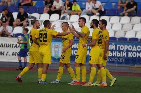 Футбол.  "Шахтер" разгромил "Днепр", забив семь безответных мячей. У Скавыша "2+2"
 