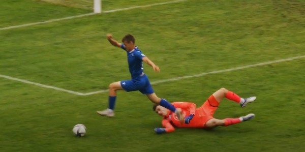 Футбол.  "Славия" — "Витебск". Верно ли судья назначил пенальти в ворота хозяев после падения Червякова?
  