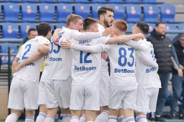 Футбол.  Чемпионат Росии. "Оренбург" минимально обыграл московское "Торпедо". В обеих командах на поле выходили белорусы
 