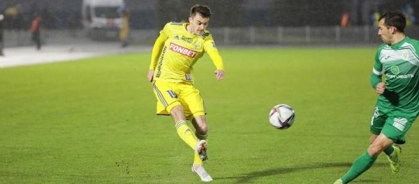 Футбол.  Дмитрий Бессмертный ответил на вопрос "Он же промежуточный человек в команде?" —  Да, согласен
 