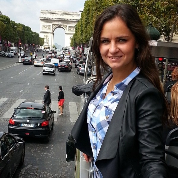 Дочь поставленного вице-премьером члена исполкома АБФФ любила бывать на Западе – а когда-то работала на Чижа и ярко болела за Россию в хоккее Дочь поставленного вице-премьером члена исполкома АБФФ любила бывать на Западе – а когда-то работала на Чижа и ярко болела за Россию в хоккее