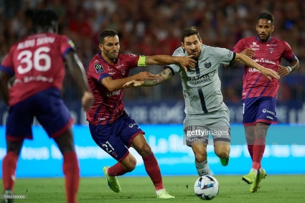 Футбол.  Чемпионат Франции. Дубль Лионеля Месси помог "ПСЖ" на выезде разгромить "Клермон"
 