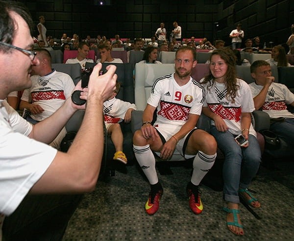 Парня, который помогал Румасу и сборной по футболу продвигать бренд «Белыя крылы», хотят обвинить в измене Родине – силовики Лукашенко просто безумны Парня, который помогал Румасу и сборной по футболу продвигать бренд «Белыя крылы», хотят обвинить в измене Родине – силовики Лукашенко просто безумны