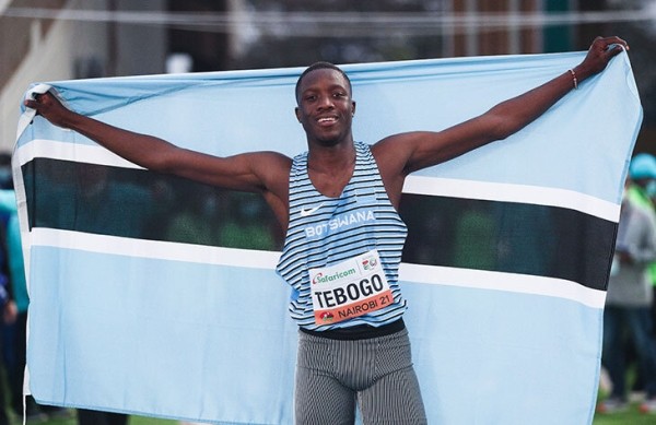 Наглый жест на 100-метровке: наследник Болта пронесся к мировому рекорду, глядя на соперника и грозя ему пальцем