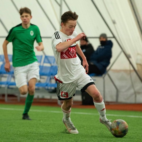 В футбольном «Минске» дублеров наказали за поражение тасканием тяжестей, итог – под вопросом карьера перспективного парня (на палец упала бетонная плита) В футбольном «Минске» дублеров наказали за поражение тасканием тяжестей, итог – под вопросом карьера перспективного парня (на палец упала бетонная плита)