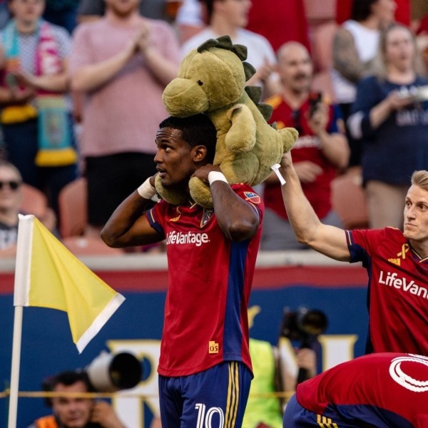 Красивая акция из МЛС: болельщики закидали поле плюшевыми игрушками после гола игрока своей команды