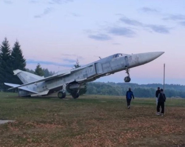 На стадионе ДЮСШ под Минском подростка придавил самолет – доставать помогали лыжники из УОР, похоже, парня пронесло