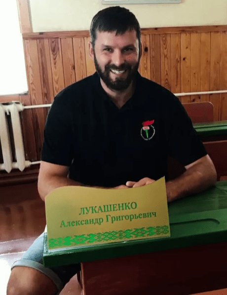 Семья срезателей БЧБ-лент и адептов Лукашенко (их телефоны были рядом с Бондаренко, когда того убили) просто эпична: много «совка» в быту, а что у жены в голове, вообще не понять Семья срезателей БЧБ-лент и адептов Лукашенко (их телефоны были рядом с Бондаренко, когда того убили) просто эпична: много «совка» в быту, а что у жены в голове, вообще не понять