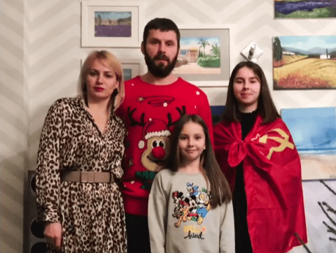 Семья срезателей БЧБ-лент и адептов Лукашенко (их телефоны были рядом с Бондаренко, когда того убили) просто эпична: много «совка» в быту, а что у жены в голове, вообще не понять Семья срезателей БЧБ-лент и адептов Лукашенко (их телефоны были рядом с Бондаренко, когда того убили) просто эпична: много «совка» в быту, а что у жены в голове, вообще не понять