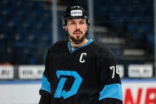 Хоккей. Алексей Емелин: ЦСКА зажимал, но мы старались забирать середину, и в основном давали им пространство вдоль бортов
Хоккей. Алексей Емелин: ЦСКА зажимал, но мы старались забирать середину, и в основном давали им пространство вдоль бортов