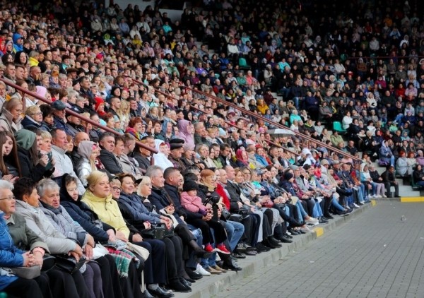 Кринж дня. Стадион «Гомеля» принял концерт российского поклонника войны (он увидел в Украине банды из Америки) – свободных мест было не найти