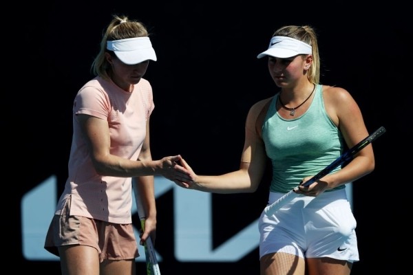 Костюк продолжает протестовать против беларусок – не пожала руку Саснович, а ведь когда-то называла ее прекрасной напарницей Костюк продолжает протестовать против беларусок – не пожала руку Саснович, а ведь когда-то называла ее прекрасной напарницей