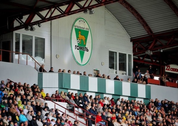 Кринж дня. Стадион «Гомеля» принял концерт российского поклонника войны (он увидел в Украине банды из Америки) – свободных мест было не найти