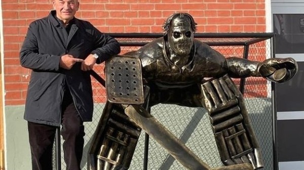 Хоккей.  Владислав Третьяк отреагировал на установку необычного памятника вратарю
 