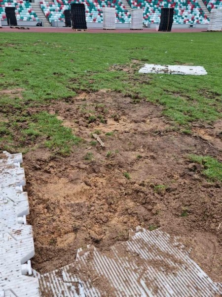 Футбол.  Дыры и проплешины. Состояние газона на стадионе "Динамо" после концерта с участием группы "Тату"
&nbsp;