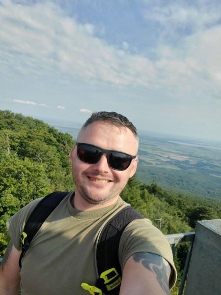 «У меня знакомые выходили на протесты в 2020-м – и вдруг стали Z-патриотами». Экс-менеджер из хоккея – о том, как меняется Беларусь