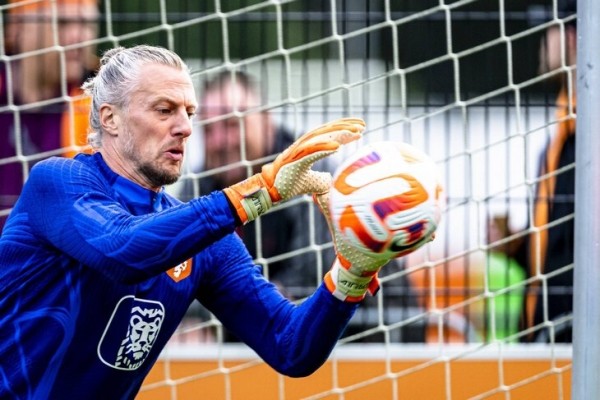 Седовласый вратарь впервые едет в сборную Нидерландов – в 39 лет! С хорошими шансами на ЧМ Седовласый вратарь впервые едет в сборную Нидерландов – в 39 лет! С хорошими шансами на ЧМ