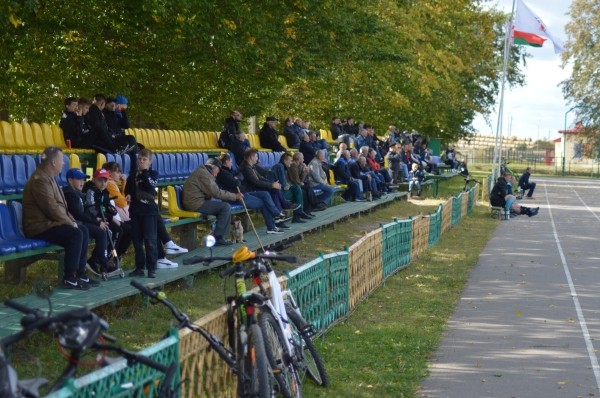 Стадионы в Д3 Беларуси невероятны: там можно окунуться, получить леща, увидеть зайца, а живот и возраст не мешают играть в футбол Стадионы в Д3 Беларуси невероятны: там можно окунуться, получить леща, увидеть зайца, а живот и возраст не мешают играть в футбол