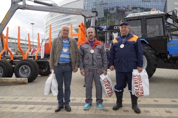 В Беларуси изобрели «лесной хоккей»: вместо шайбы – мячи трех размеров, вместо клюшек – бревна. Показываем, как это выглядит