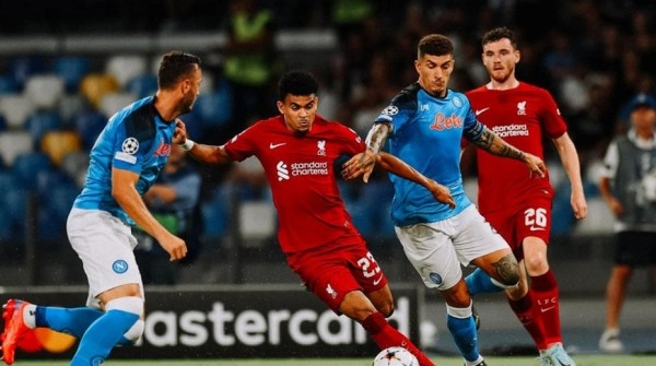 "Ливерпуль" крупно проиграл "Наполи" в первом туре футбольной Лиги чемпионов "Ливерпуль" крупно проиграл "Наполи" в первом туре футбольной Лиги чемпионов