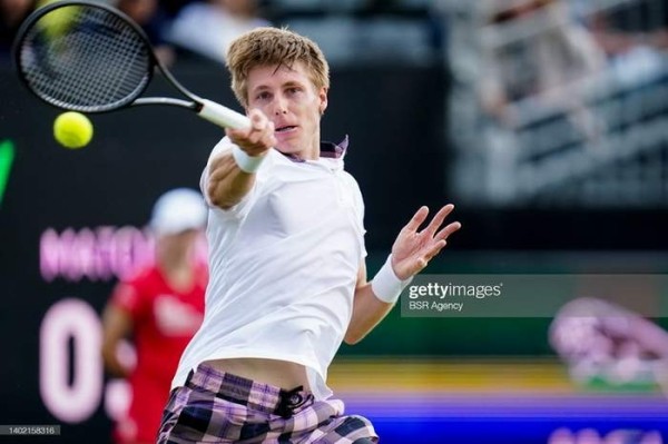 Теннис.  Илья Ивашко, обыграв 30-ю ракетку мира, вышел в 1/8 финала "US Open"
 