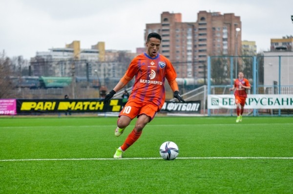 Футбол.  Бобир Абдихоликов забил великолепный гол в матче с "Неманом"
  