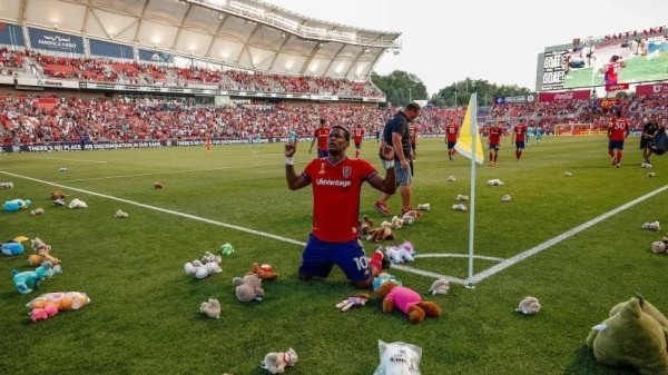 Красивая акция из МЛС: болельщики закидали поле плюшевыми игрушками после гола игрока своей команды