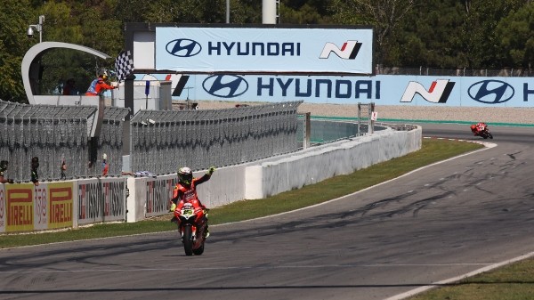 Баўціста сыходзіць у адрыў. Альвара дамінаваў на хатнім этапе WSBK у Барселоне і замацаваў лідарства ў чэмпіянаце