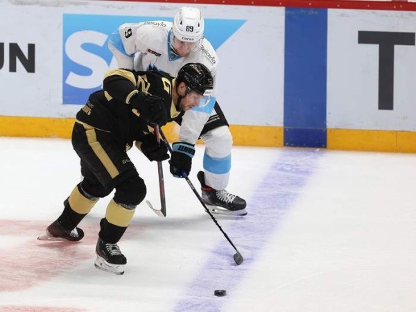 Хоккей.  КХЛ. Минское "Динамо", забросив шесть шайб, победило "Авангард"
 