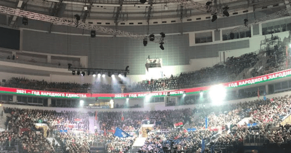 Минское «Динамо» отдало свой домашний матч «Ак Барсу» (будет хозяином в Казани) – все для того, чтобы Лукашенко мог отметить единение коммунистов и фашистов