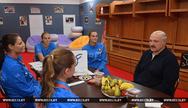 Соболенко пытается убедить всех, что вне политики. Вот примеры, где сразу видно: Арина всегда очень, очень старалась от нее дистанцироваться Соболенко пытается убедить всех, что вне политики. Вот примеры, где сразу видно: Арина всегда очень, очень старалась от нее дистанцироваться