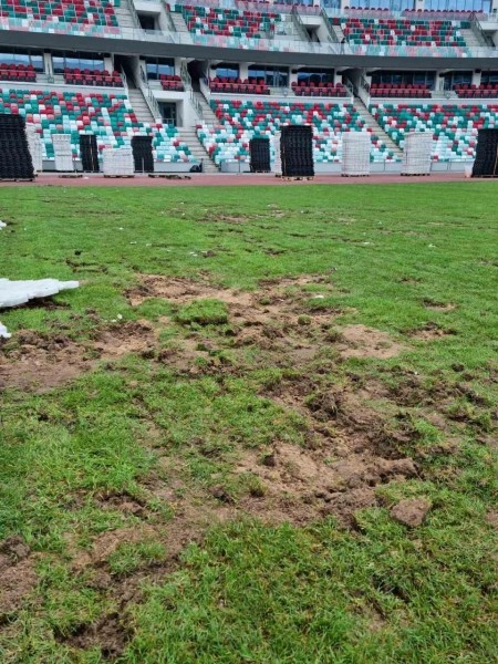 Футбол.  Дыры и проплешины. Состояние газона на стадионе "Динамо" после концерта с участием группы "Тату"
&nbsp;