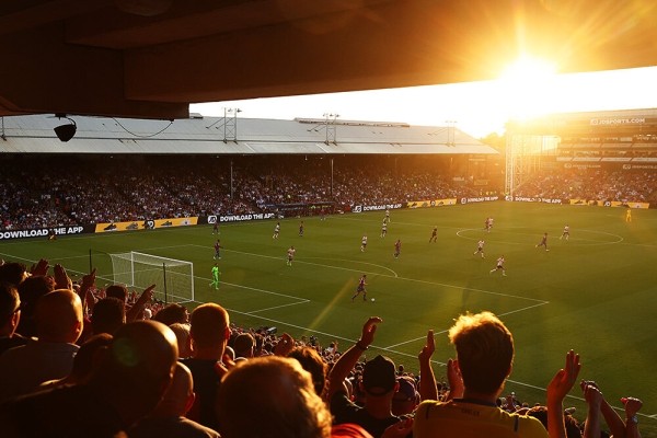 Вся красота августа: Холанд шагает по АПЛ, самолет вплотную к стадиону, грандиозные волны и нелепые позы
