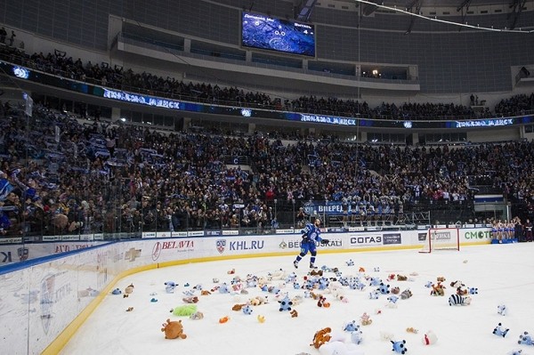 Красивая акция из МЛС: болельщики закидали поле плюшевыми игрушками после гола игрока своей команды