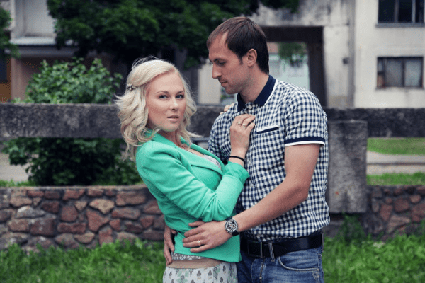 Девушка с билборда, «королева танцполов», официантки – какими были жены беларусских футболистов, когда знакомились с ними