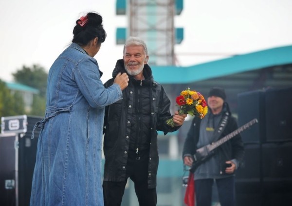 Кринж дня. Стадион «Гомеля» принял концерт российского поклонника войны (он увидел в Украине банды из Америки) – свободных мест было не найти