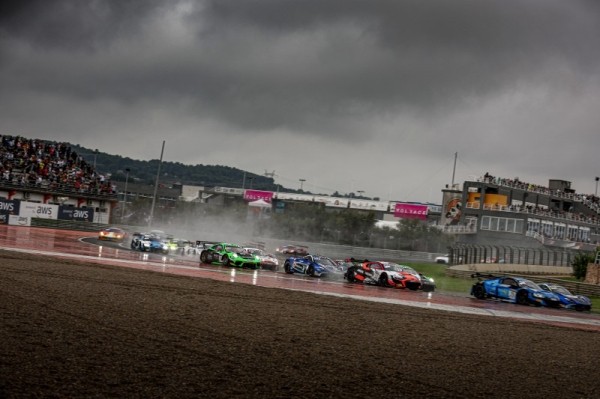 Два тытулы за раз. Серыя GT World Challenge Europe вызначыла сваіх чэмпіёнаў у Валенсіі Два тытулы за раз. Серыя GT World Challenge Europe вызначыла сваіх чэмпіёнаў у Валенсіі