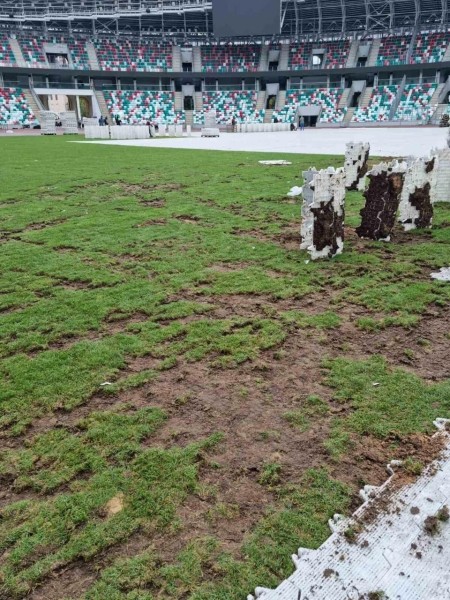 Футбол.  Дыры и проплешины. Состояние газона на стадионе "Динамо" после концерта с участием группы "Тату"
&nbsp;