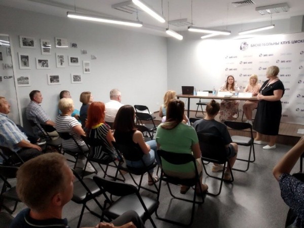 В бывших «Цмоках» душат беларусское, зато под идеологию запилили целый раздел (ох, какой там трэш). Клубом рулит чиновник, начавший еще в СССР В бывших «Цмоках» душат беларусское, зато под идеологию запилили целый раздел (ох, какой там трэш). Клубом рулит чиновник, начавший еще в СССР