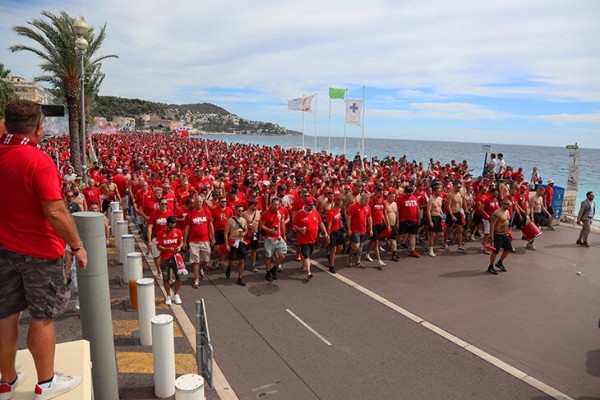 Массовая драка фанатов прямо на стадионе – зарубились «Кельн» и «Ницца». Матч едва не отменили Массовая драка фанатов прямо на стадионе – зарубились «Кельн» и «Ницца». Матч едва не отменили