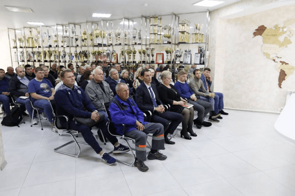 Футбольный «Минск» не скрывает, как пичкает сотрудников пропагандой: встречи с чинушами, сбор для Талая, «единение» с Россией и принудительная подписка